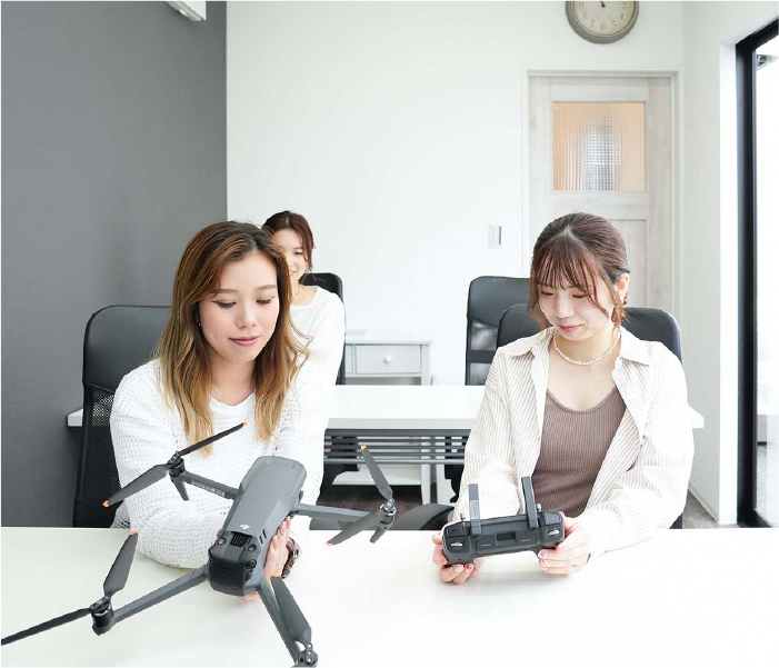 ドローンを手に取る生徒