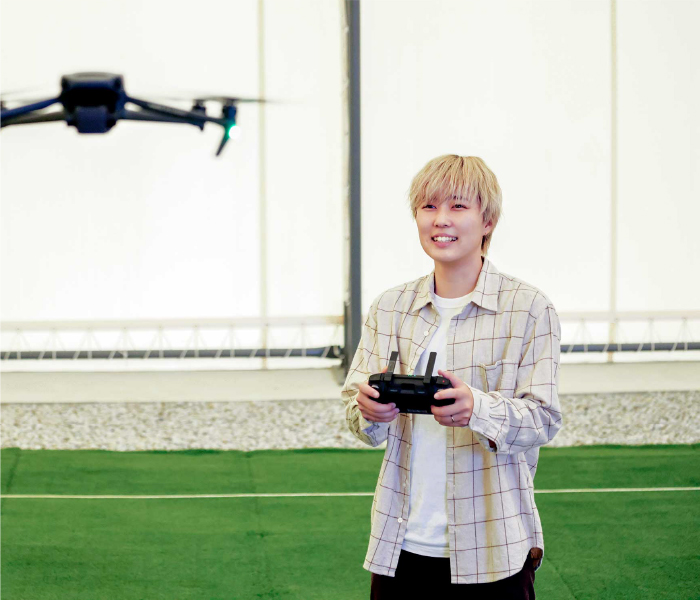 エミュドローンアカデミーでドローンを操縦する卒業生