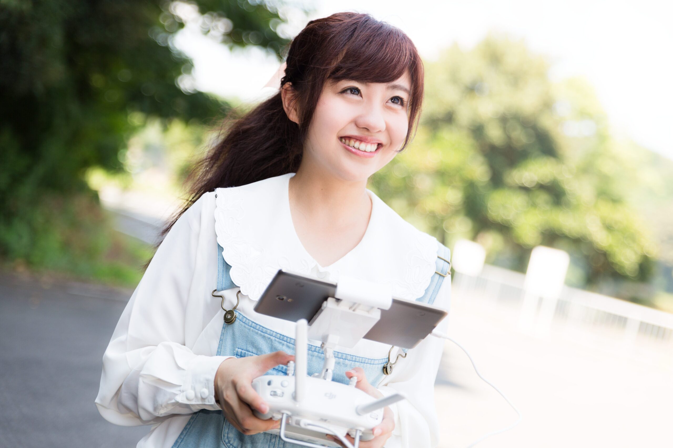 ドローンを操縦する女性