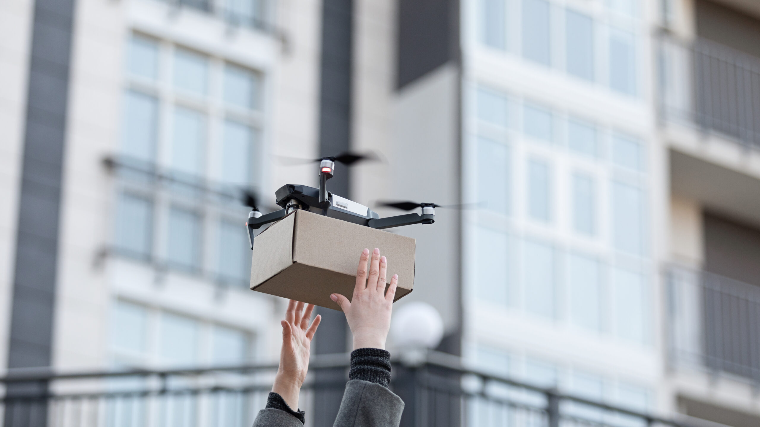 荷物を運ぶドローン