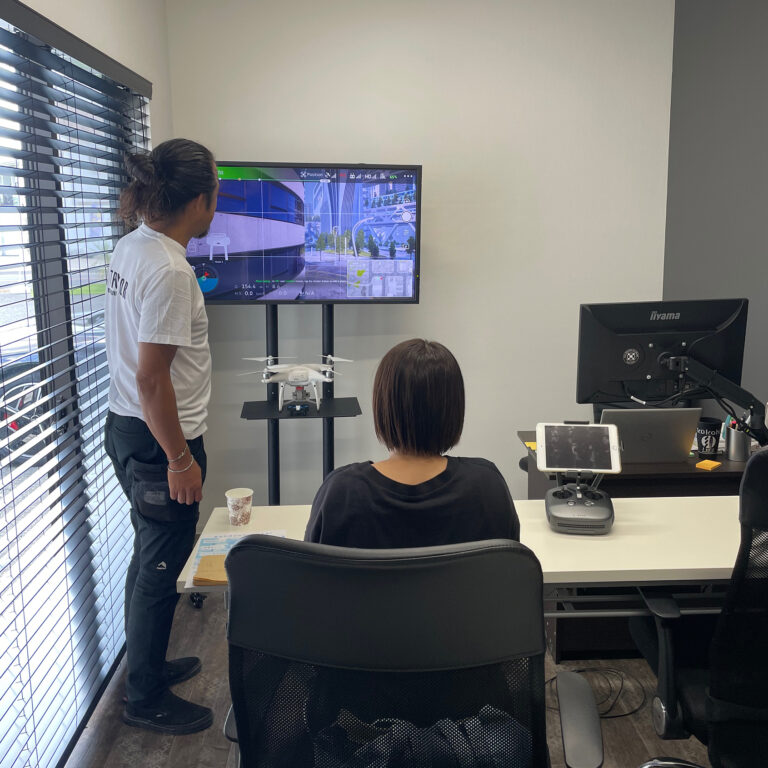 ドローン講座中のインストラクターと受講者