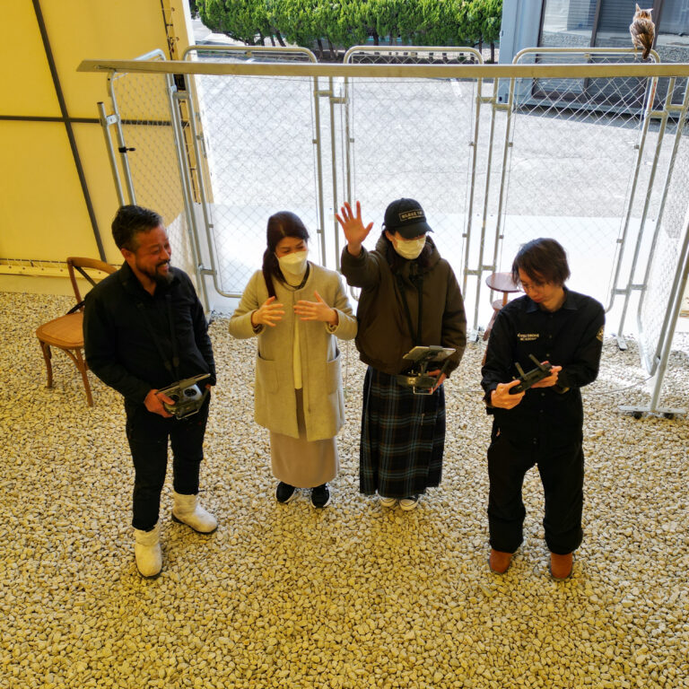 エミュドローンアカデミーの受講者とインストラクター