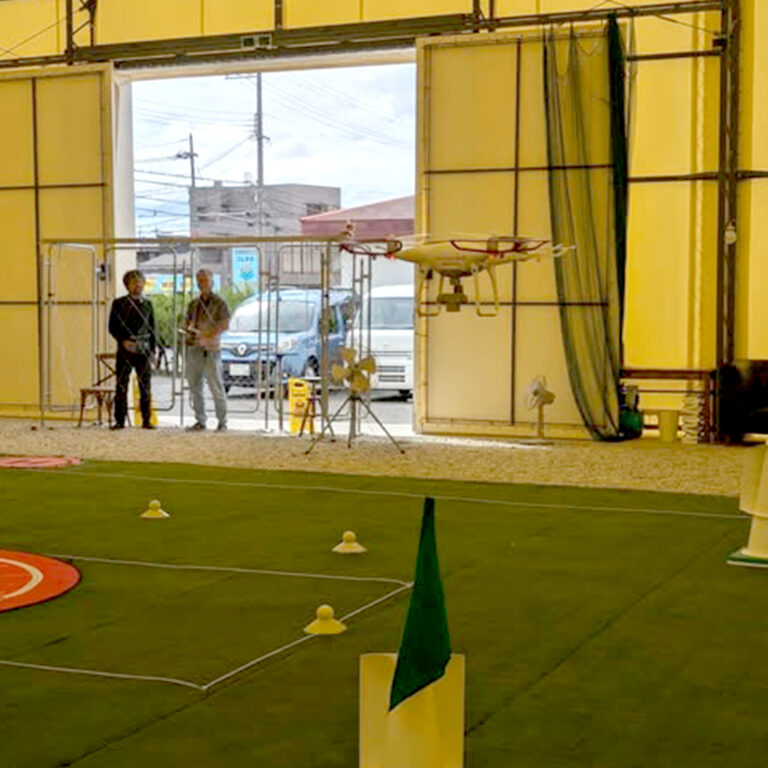 男性が二人でドローン練習中