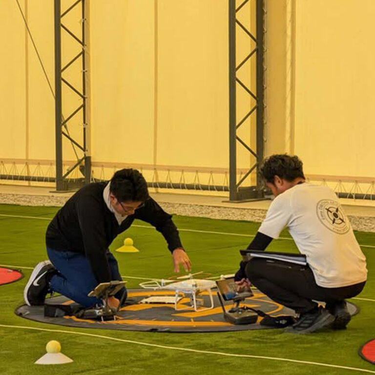 男性が二人でドローン練習中