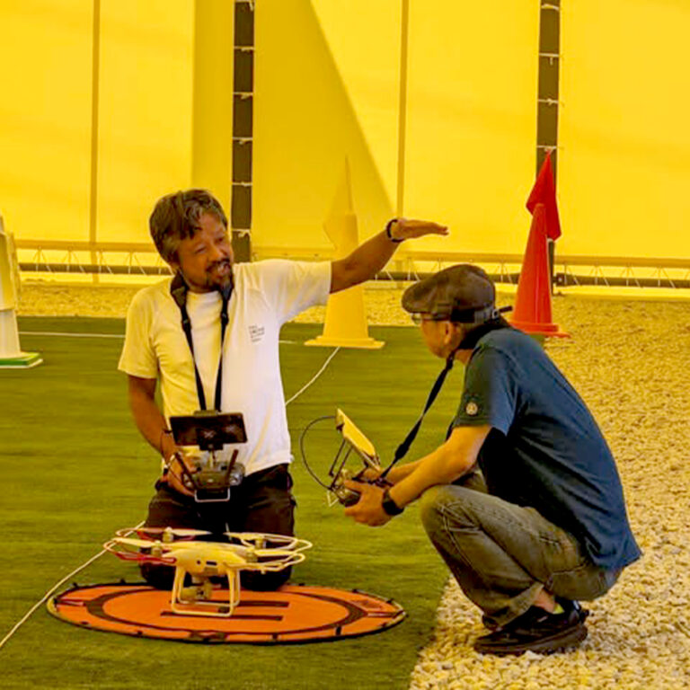 男性が二人でドローン練習中