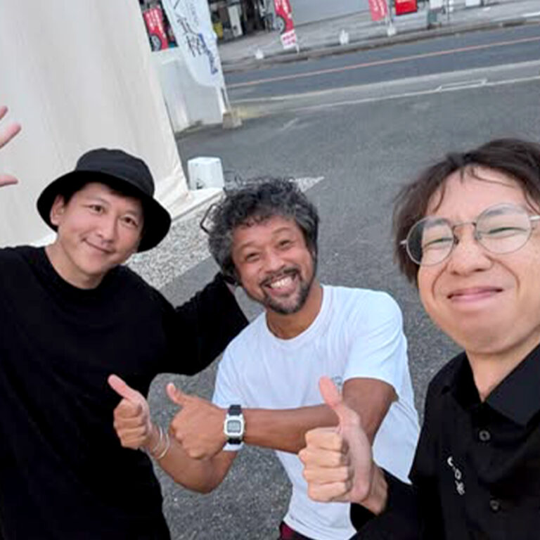 エミュドローンアカデミーのインストラクターと受講者