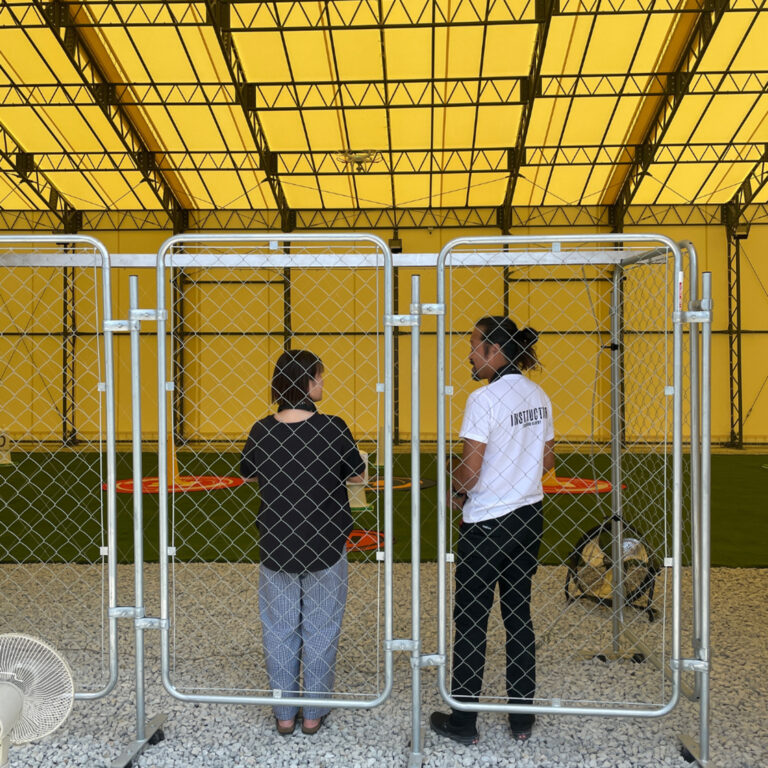 ドローン講座中のインストラクターと受講者