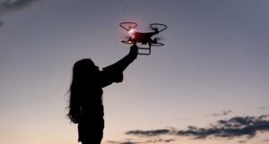 ドローンを飛ばす女性