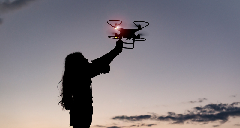 ドローンを飛ばす女性