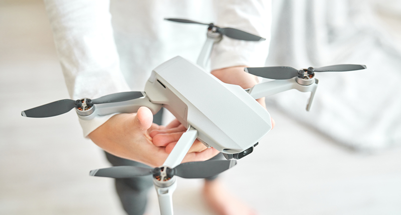 ドローン機体を手に取る